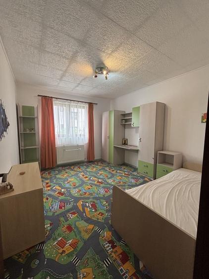 Apartament cu 3 camere decomandat, mobilat în Exterior Nord