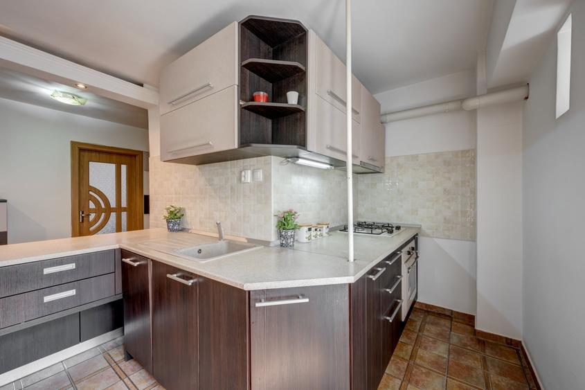 Apartament cu 3 camere decomandat, mobilat în Decebal