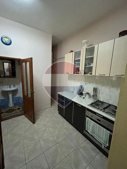 Casă individuală cu 10 camere cu Teren 154 Mp în Central