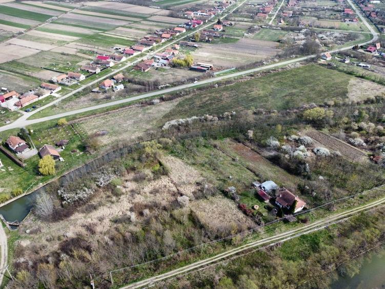 Teren agricol intravilan de 22500 mp, în Balinț