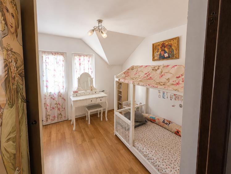 Casă individuală cu 5 camere cu Teren 433 Mp în Central