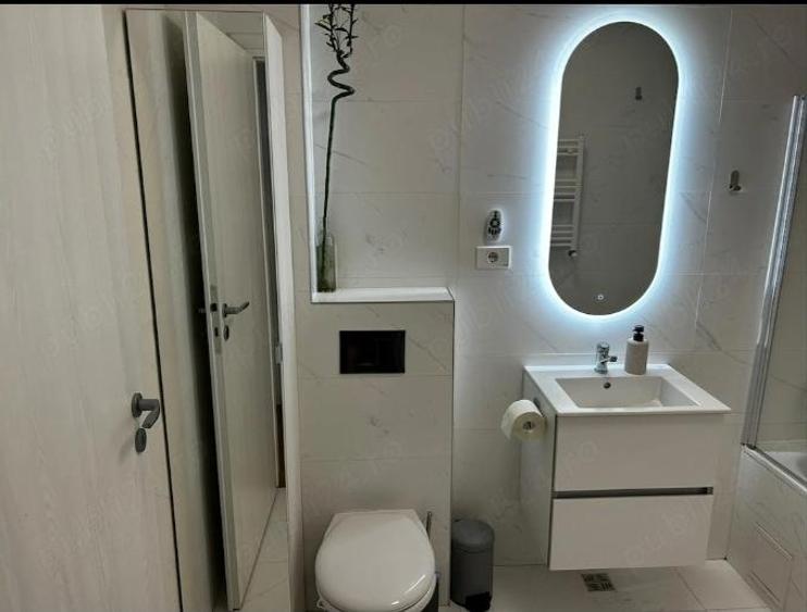 Apartament cu 3 camere decomandat, mobilat în Parcul Carol