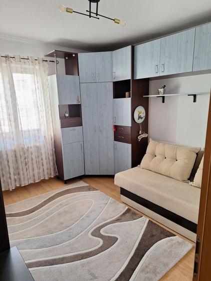 Apartament cu 3 camere semidecomandat în Cetate