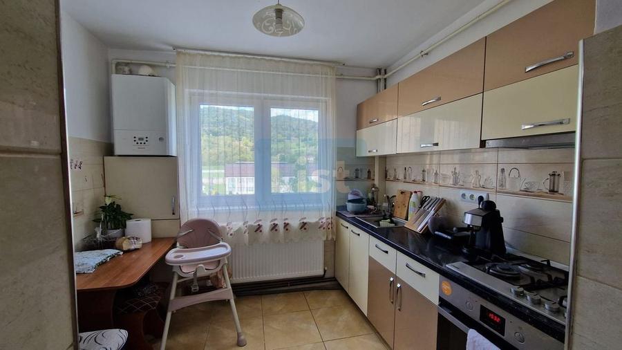 Apartament cu 3 camere semidecomandat, mobilat în Central