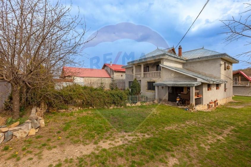 Casă cu 7 camere cu Teren 1020 Mp în Vest