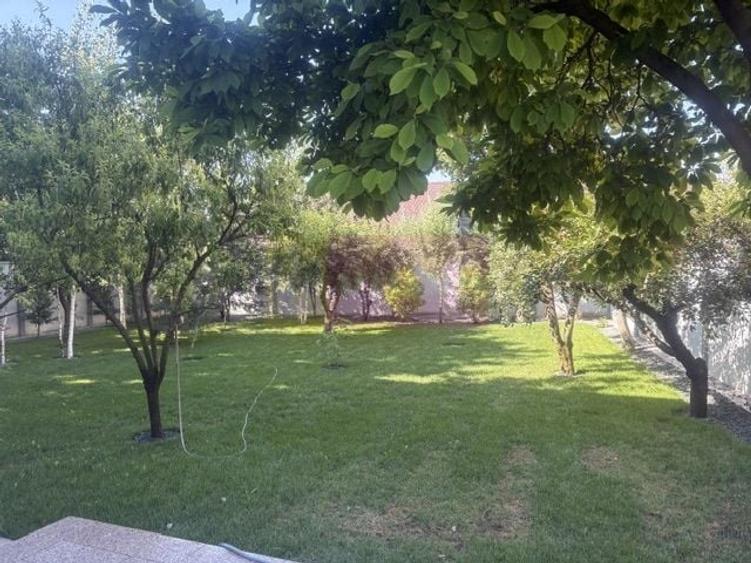 Casă individuală cu 10 camere cu Canalizare în Sud