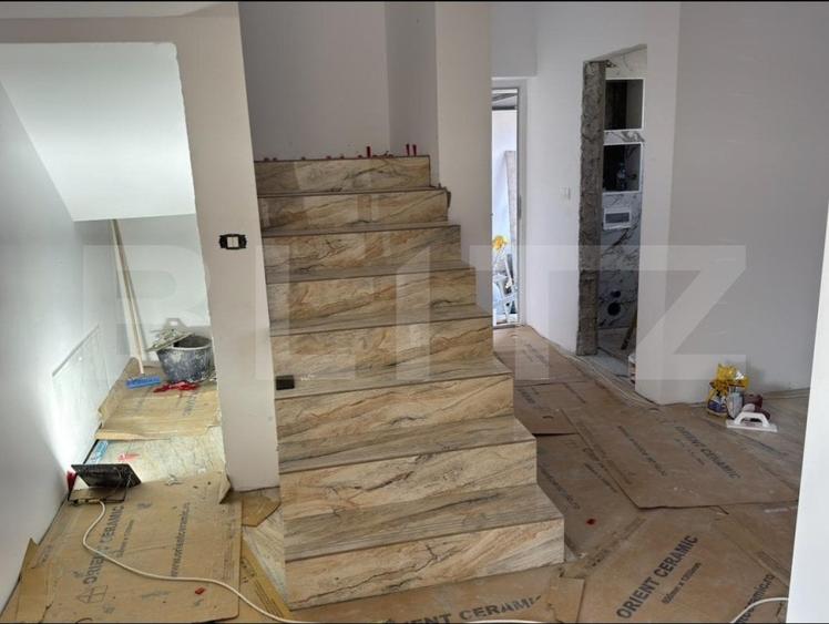 Casă individuală cu 5 camere cu Garaj în Dumbrăvița