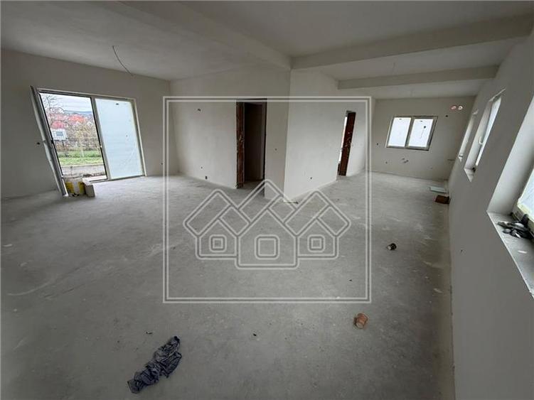 Duplex cu 4 camere cu Canalizare în Șura Mică