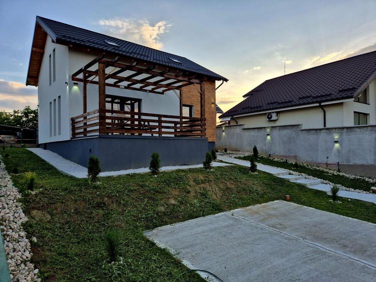 Casă cu 4 camere în Bascov