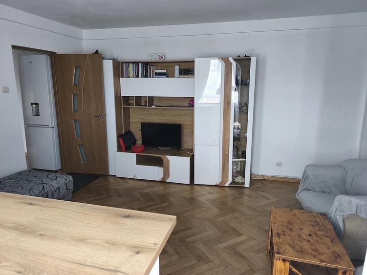 Apartament cu 3 camere semidecomandat în Apusului