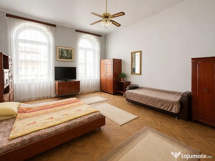 Apartament cu 4 camere semidecomandat în Centrul Istoric