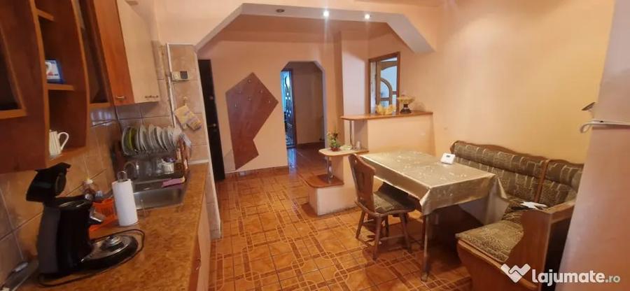 Apartament cu 3 camere decomandat în 1 Mai