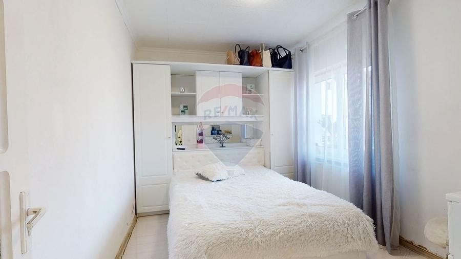 Casă cu 6 camere cu Teren 1075 Mp în Cristian