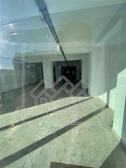 Spațiu comercial, de 94.150001525879 mp, în Aeroport