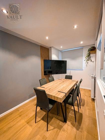 Apartament cu 3 camere semidecomandat, mobilat în P-ța Victoriei