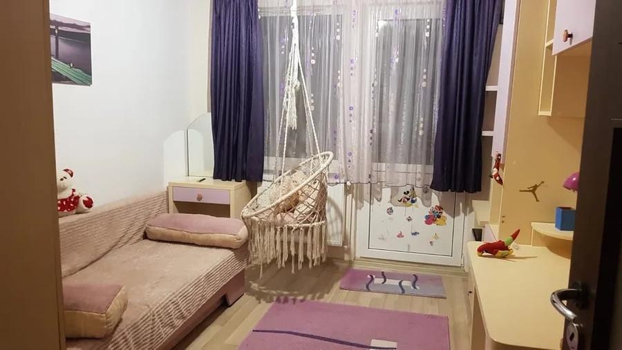 Apartament cu 3 camere semidecomandat, mobilat în Central