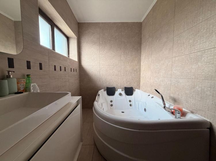 Casă individuală cu 7 camere cu Canalizare în Bucureștii Noi