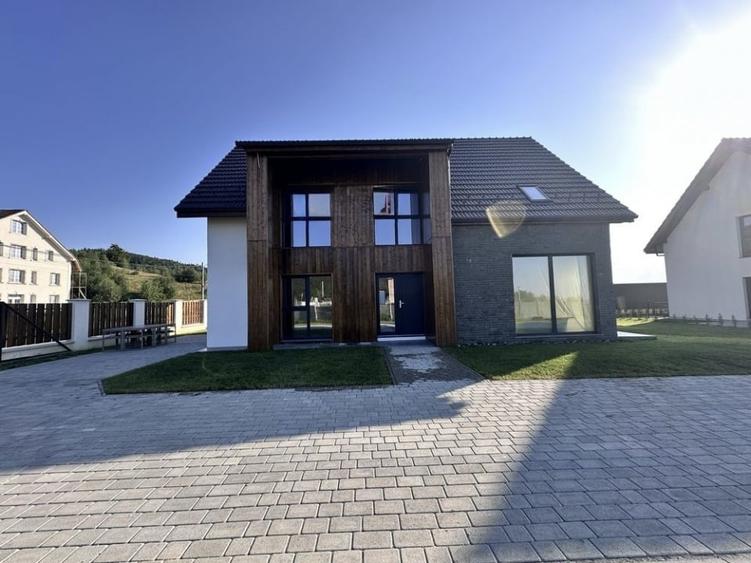 Casă individuală cu 6 camere cu Teren 500 Mp în Sălicea