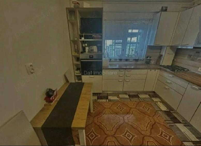 Apartament cu 3 camere semidecomandat în Berceni