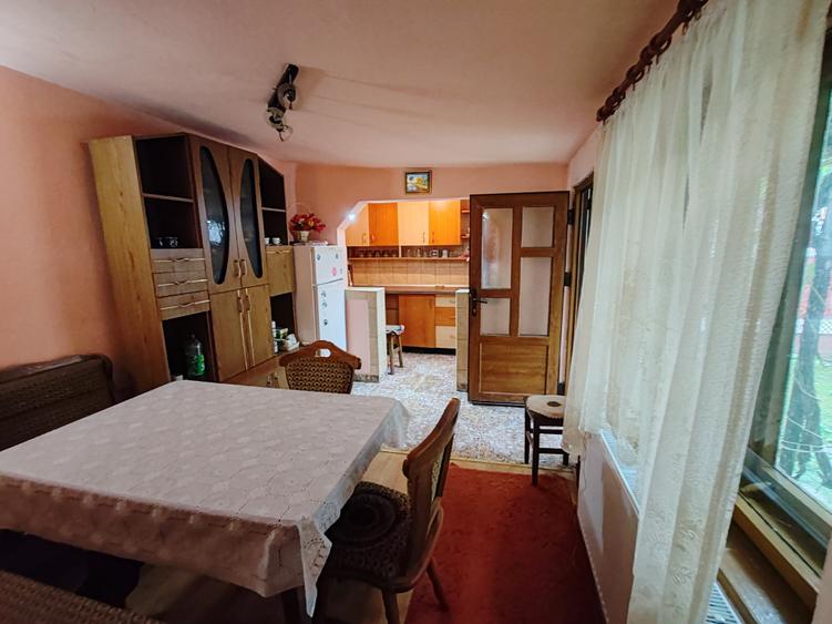 Casă individuală cu 6 camere cu Teren 900 Mp în Șercăița