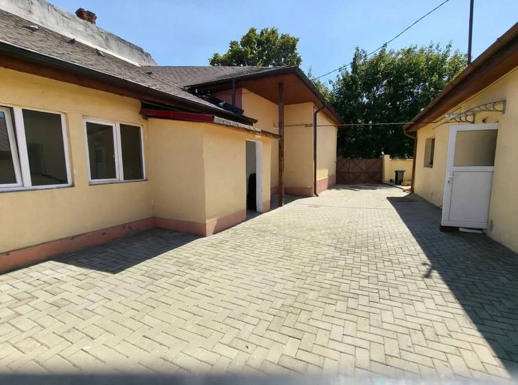 Casă individuală cu 5 camere cu Canalizare în Lunei