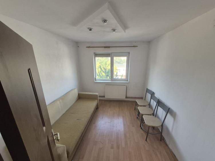 Apartament cu 3 camere semidecomandat în Central