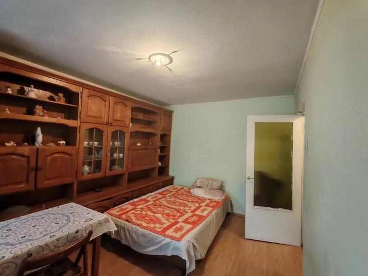 Garsonieră decomandată în Vest