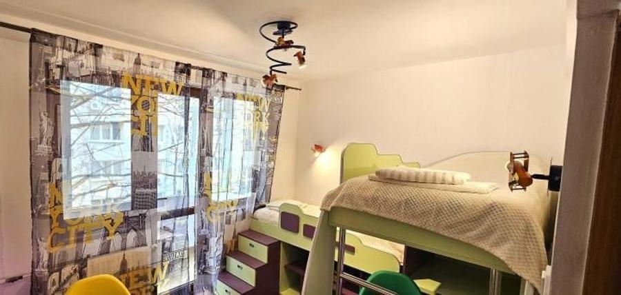 Apartament cu 3 camere semidecomandat, mobilat în Grivița