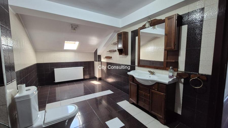 Casă cu 6 camere cu Teren 300 Mp în Pipera