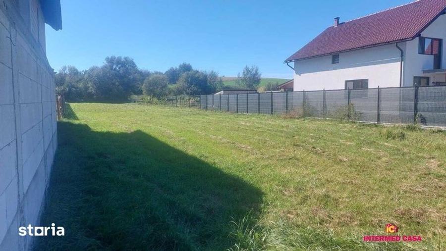 Teren de 1500 mp, în Roșia