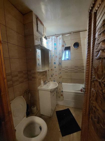 Apartament cu 3 camere decomandat în Tractorul
