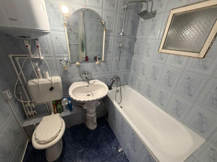 Apartament cu 3 camere semidecomandat, mobilat în Tei