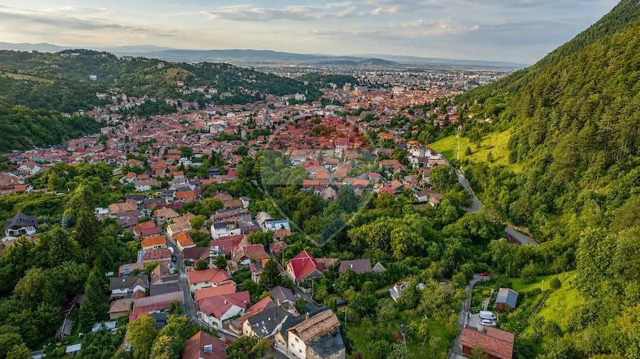 Casă cu 3 camere cu Teren 1498 Mp în Schei