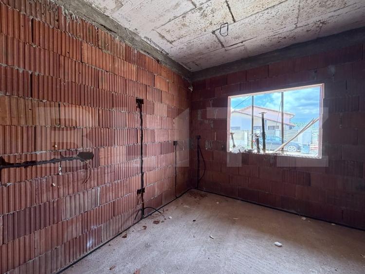 Casă individuală cu 4 camere cu Canalizare în Preajba