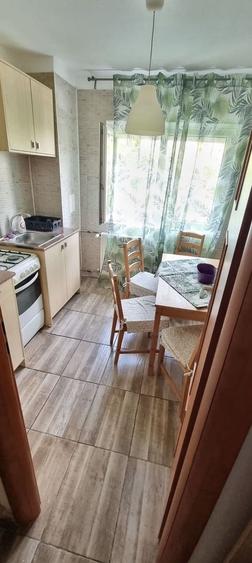 Apartament cu 2 camere semidecomandat, mobilat în Tei