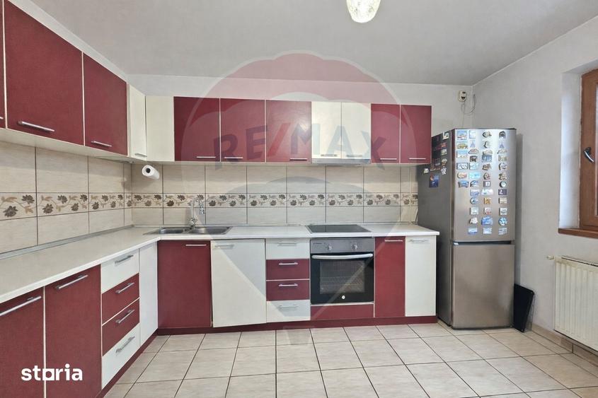Casă cu 7 camere cu Teren 390 Mp în Lumina