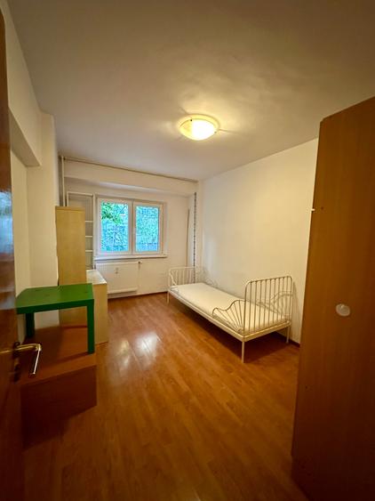 Apartament cu 3 camere decomandat în Tei