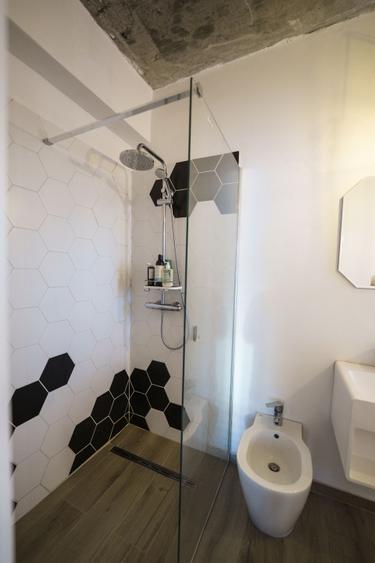 Apartament cu 3 camere semidecomandat, mobilat în Craiovița Nouă