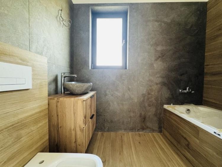 Casă individuală cu 4 camere cu Canalizare în Domnești