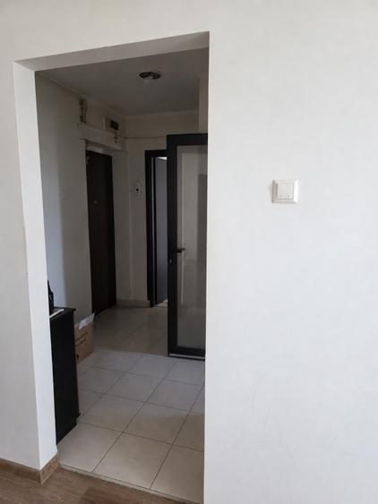 Apartament cu 3 camere semidecomandat, mobilat în Far