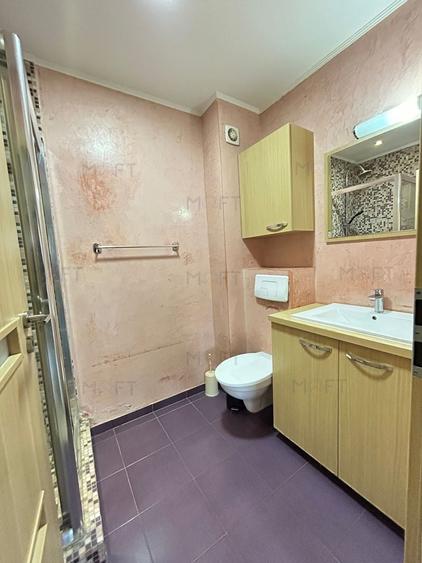 Apartament cu 3 camere semidecomandat, mobilat în Păcii