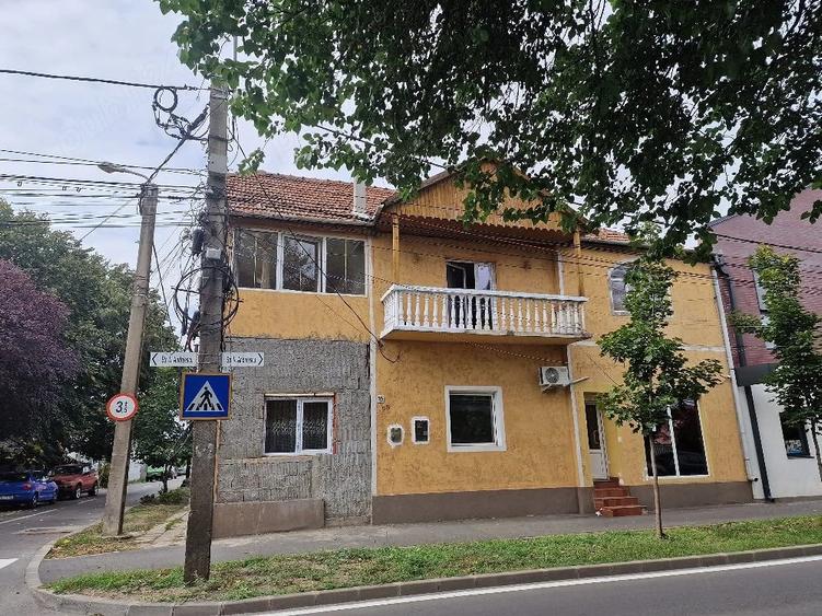 Casă cu 6 camere cu Teren 223 Mp în Central