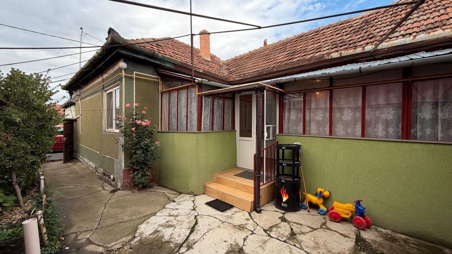 Casă individuală cu 4 camere cu Canalizare în Iosia