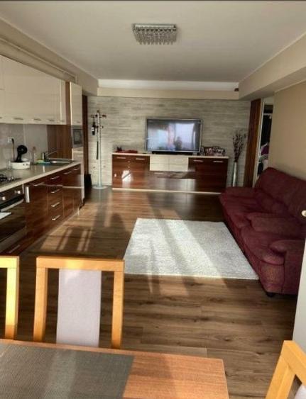 Apartament cu 3 camere decomandat, mobilat în Faleza Nord