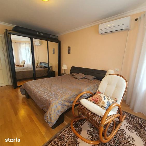 Casă cu 8 camere cu Teren 1100 Mp în Central