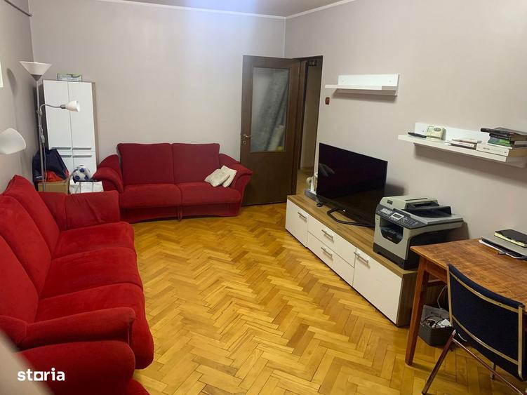 Apartament cu 3 camere decomandat în Piața Centrală