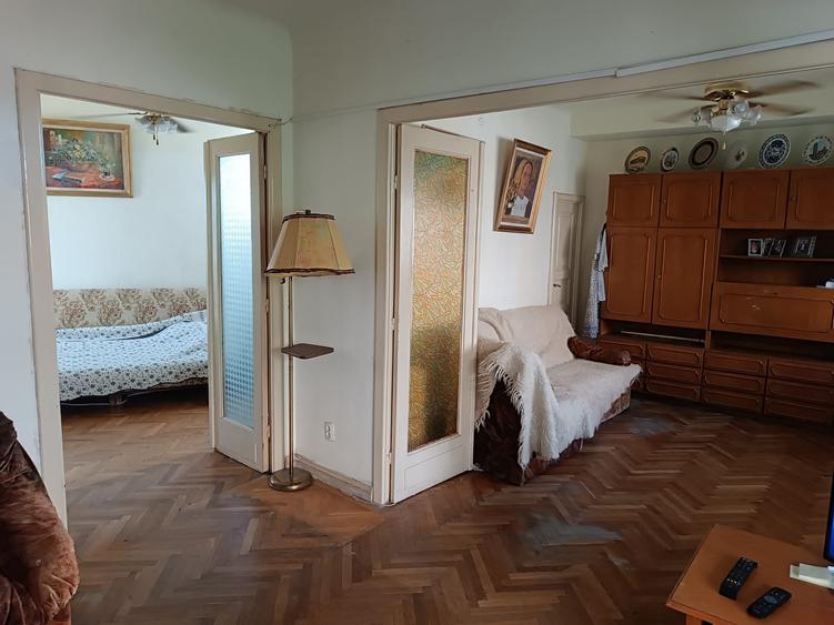 Apartament cu 3 camere semidecomandat, mobilat în Dacia