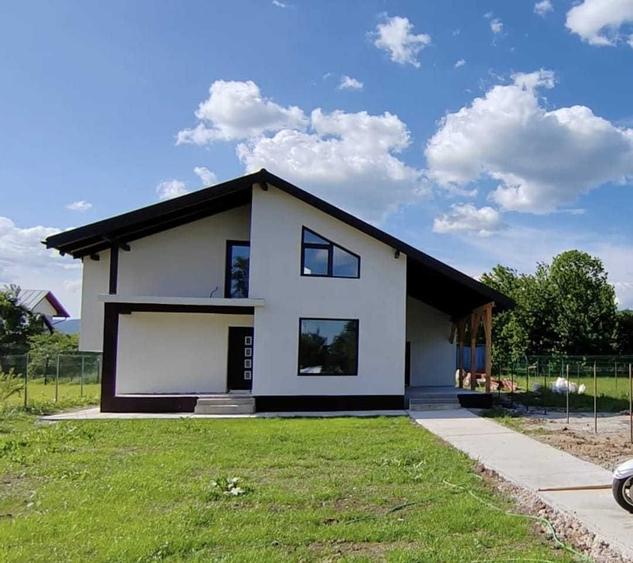 Casă cu 4 camere cu Teren 530 Mp în Brebu