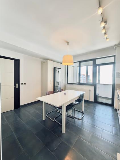 Apartament cu 3 camere decomandat în Tractorul