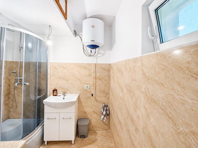 Apartament cu 3 camere semidecomandat în Mărăței